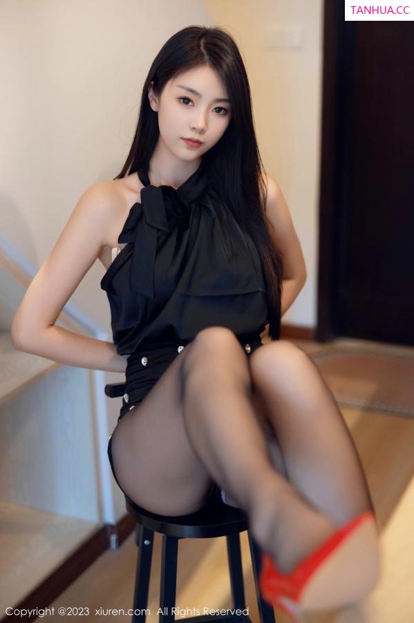 可乐Vicky  [XiuRen]高清写真图 2023.10.19 No.7535 可乐Vicky 黑丝美腿第20张图片